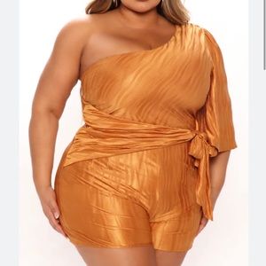 New with tags fashion nova golden romper